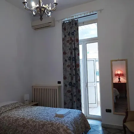 Dante Alighieri House בארי